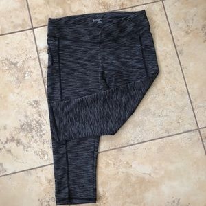 Crop athletic leggings